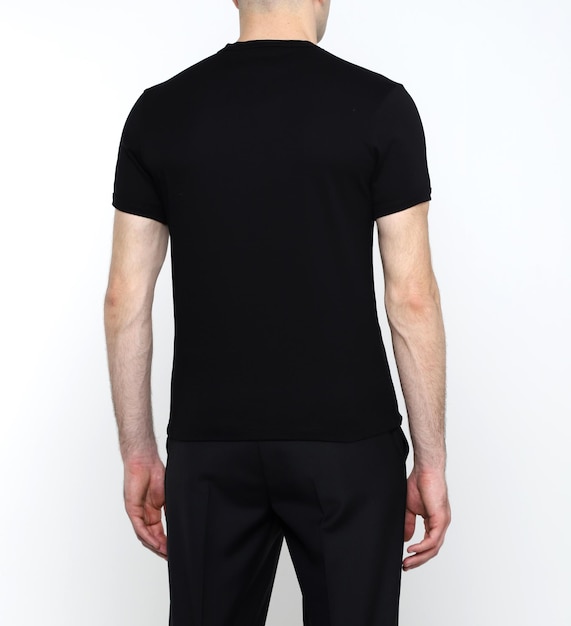 Mann im schwarzen T-Shirt