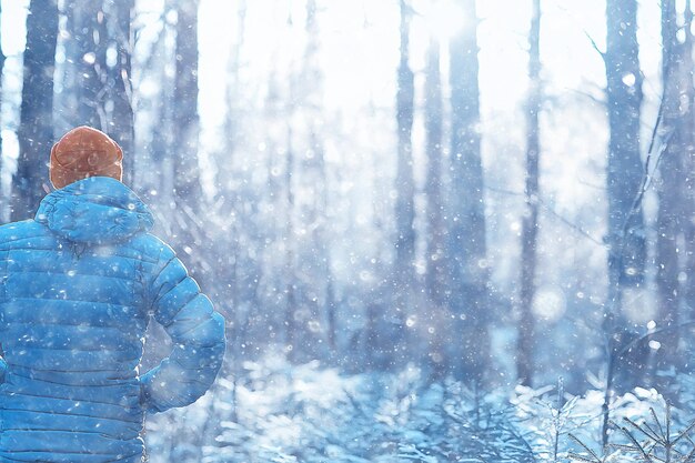 Mann im Sport Daunenjacke Landschaft Wintertrekking / Daunenjacke auf einem Touristen, Outdoor-Aktivitäten im Norden, saisonale Landschaft