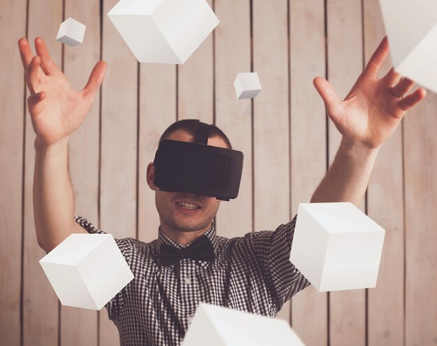 Mann im Virtual-Reality-Helm für Smartphone. VR-Brille.