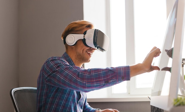 Mann im VR-Headset, der im Büro arbeitet