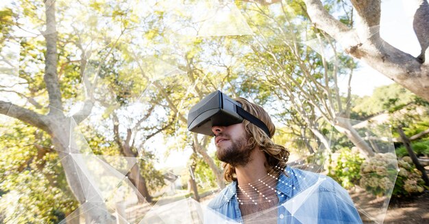 Mann im VR-Headset mit Blick auf die Schnittstelle
