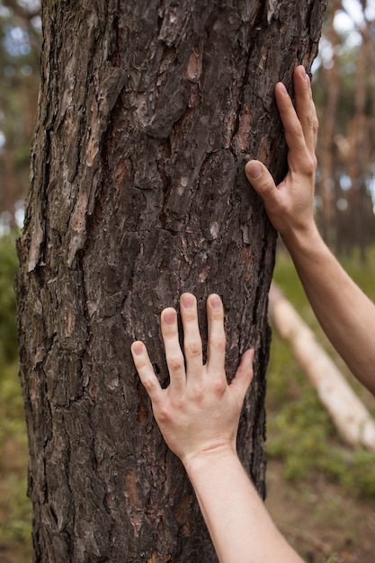 Mann im Wald. junger verträumter Kerl unter den Bäumen