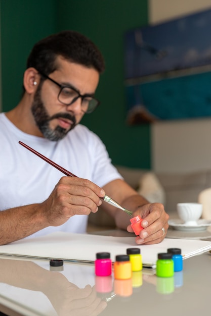 Mann im weißen T-Shirt, der Kunsttherapie praktiziert