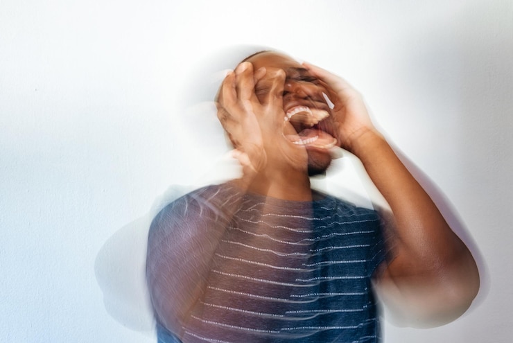 Foto mann in angst und schmerz psychische gesundheit konzept zeigt schwarze oder afroamerikanische mann betont