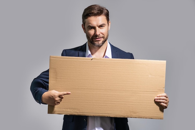 Mann in Anzug hält ein Schild mit Kopierraumplakat bereit für Kopierraum Produktzeichen zu Ihrem Kopierraum