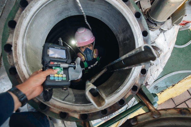 Mann in Arbeitsinspektion Prozesschemikalie in chemischen rostfreien Tank