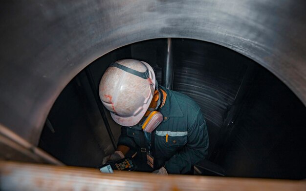 Foto mann in arbeitsinspektionsprozess chemische in chemische edelstahl