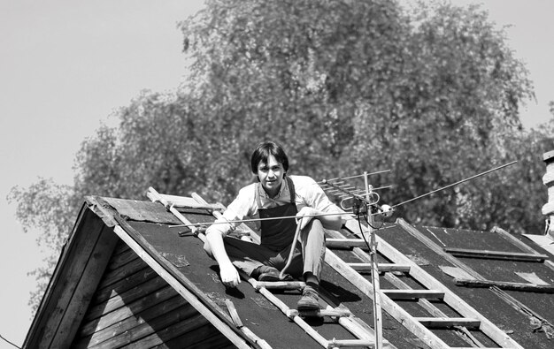 Mann in Arbeitskleidung auf der Baustelle