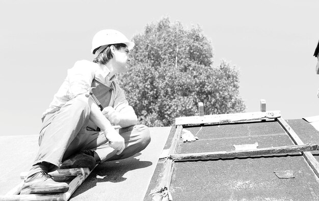 Foto mann in arbeitskleidung auf der baustelle