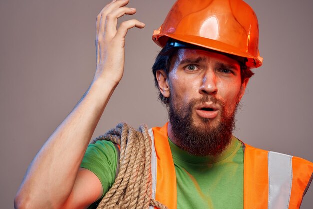 Mann in Bauuniform mit orangefarbenem Schutzhelm, ausgeschnittene Ansicht