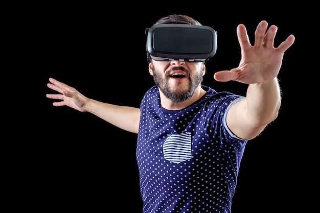 Mann in blau gestricheltem T-Shirt mit virtueller Realität 3dheadset