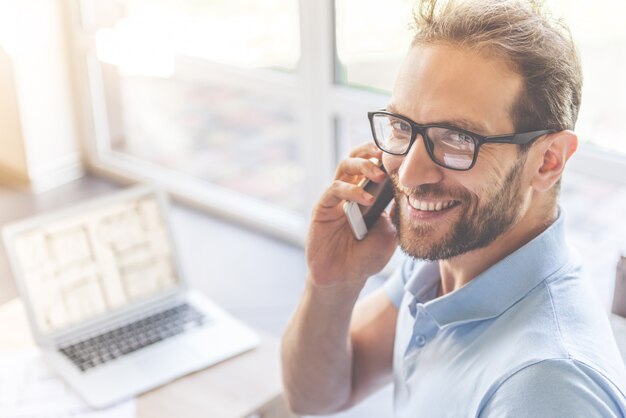 Mann in Brille spricht auf dem Handy