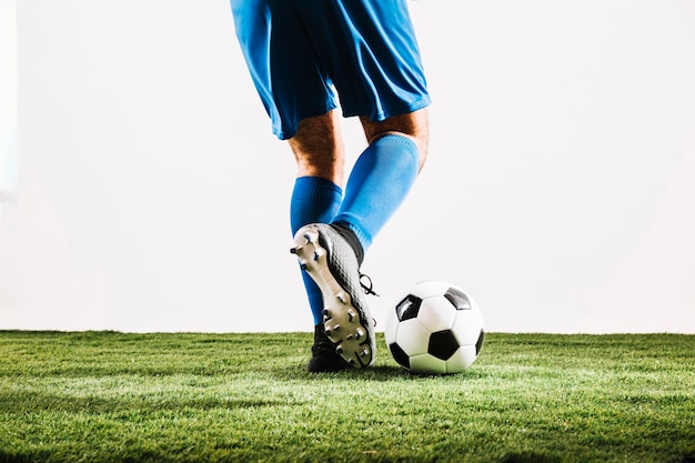 Foto mann in der blauen uniform, die ball tritt