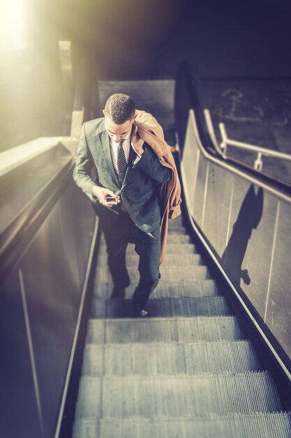 Foto mann in der nacht auf einer rolltreppe