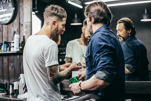 Mann in der Nähe seines Kollegen Friseur