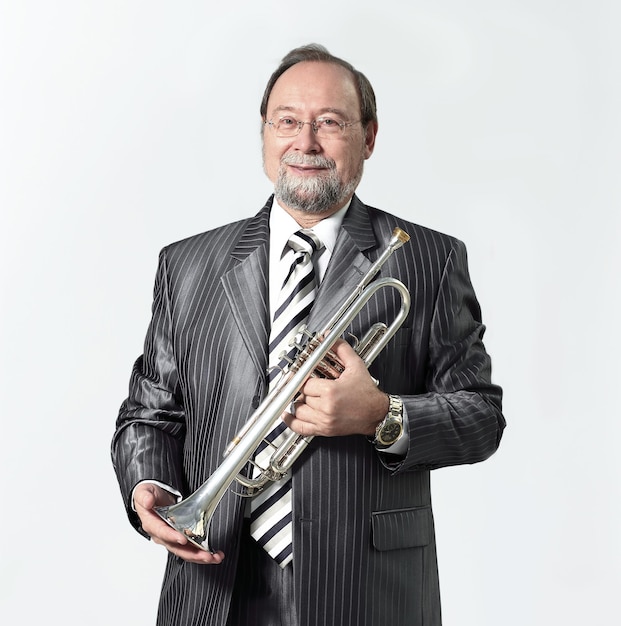 Mann in einem grauen Anzug mit Trompete