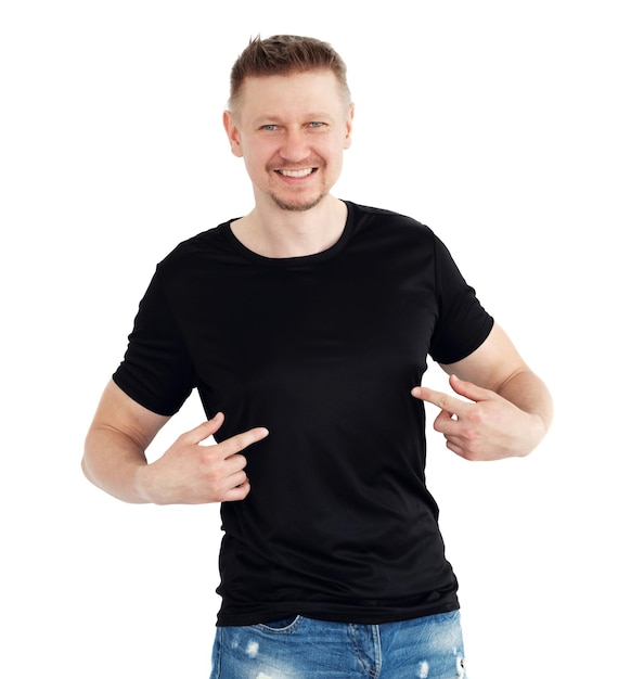 Mann in einem schwarzen T-Shirt, das auf einem weißen Hintergrundfingerpunkt für Ihr Design isoliert ist