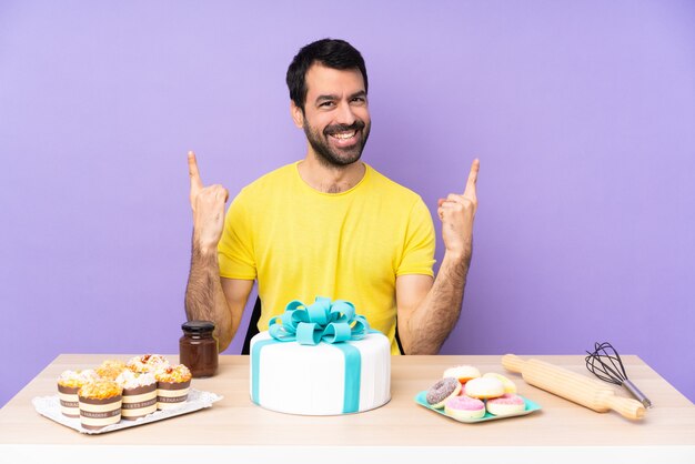 Mann in einem Tisch mit einem großen Kuchen, der eine große Idee aufzeigt