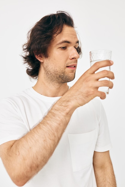 Mann in einem weißen T-Shirt Glas Wasser Lebensstil unverändert