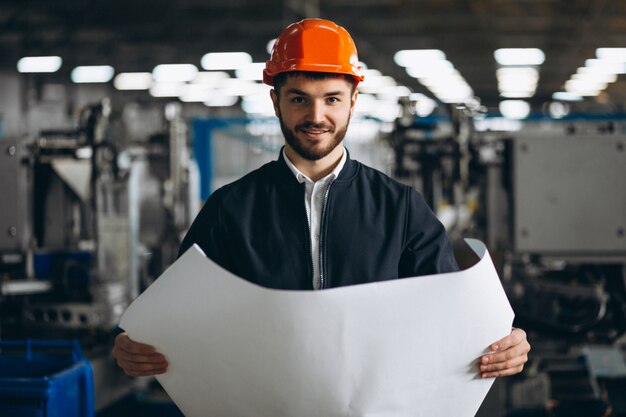 Mann in einer Fabrik