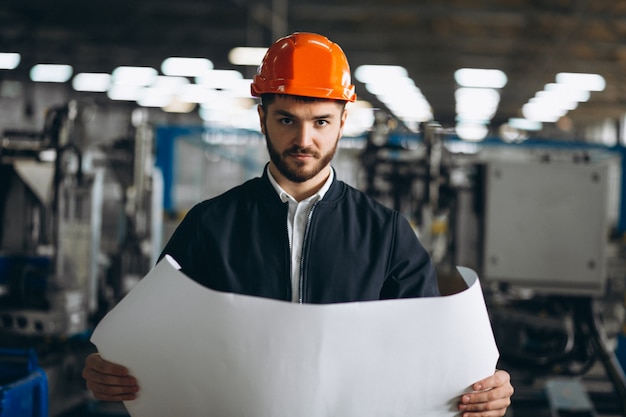 Mann in einer Fabrik