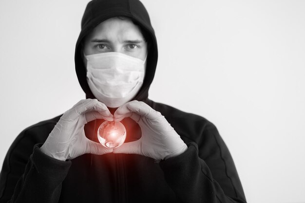 Mann in einer schützenden Gesichtsmaske ein Büroangestellter in weißem Hemd mit Maske zum Schutz vor covid19 Geschäftsmannporträt zur Pandemiezeit