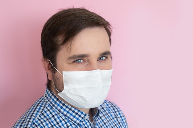 Mann in einer Schutzmaske gegen Coronavirus