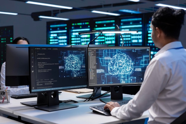 Mann in einer Serverfarm, der Daten für das maschinelle Lernen speichert