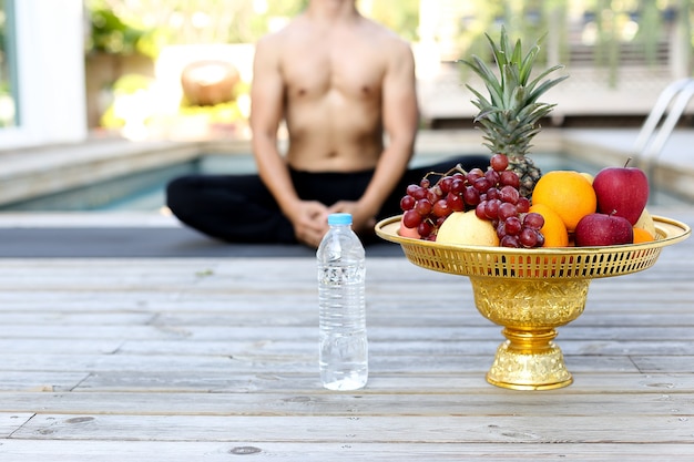 Mann in einer Yogaposition