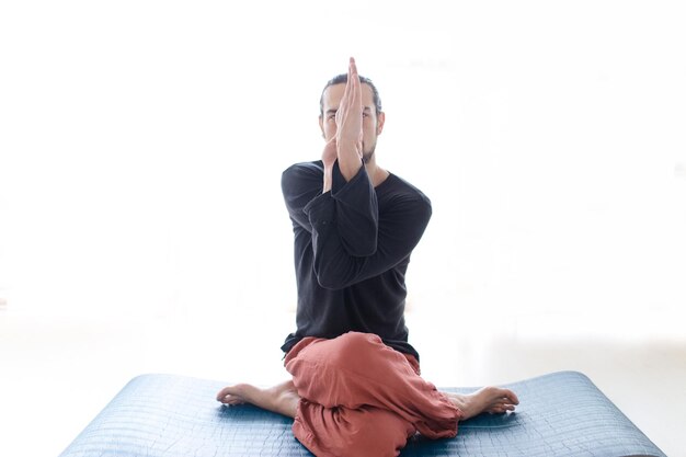 Mann in Frieden mit ruhiger Stimmung in Meditationstrance Enthält Kopierraum