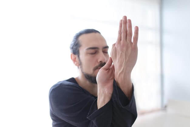 Mann in Frieden mit ruhiger Stimmung in Meditationstrance Enthält Kopierraum