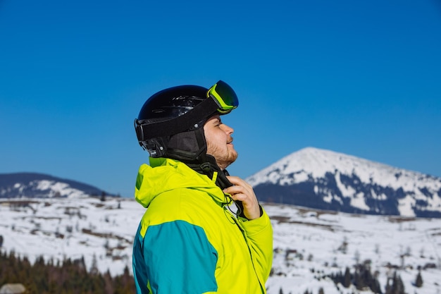 Mann in Helm und Skimaske Reflexion Winteraktivität