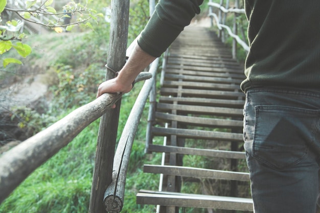 Mann in Holztreppe