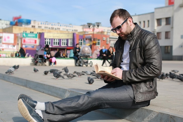 Mann in Jacke und Straßenlesebuch