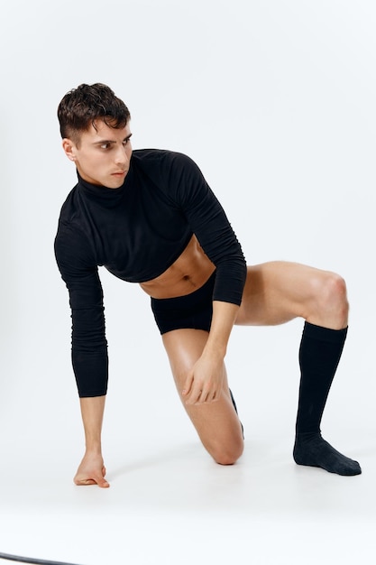 Mann in kurzen T-Shirt-Höschen und Socken mit aufgepumptem Oberkörper, Striptease-Modell