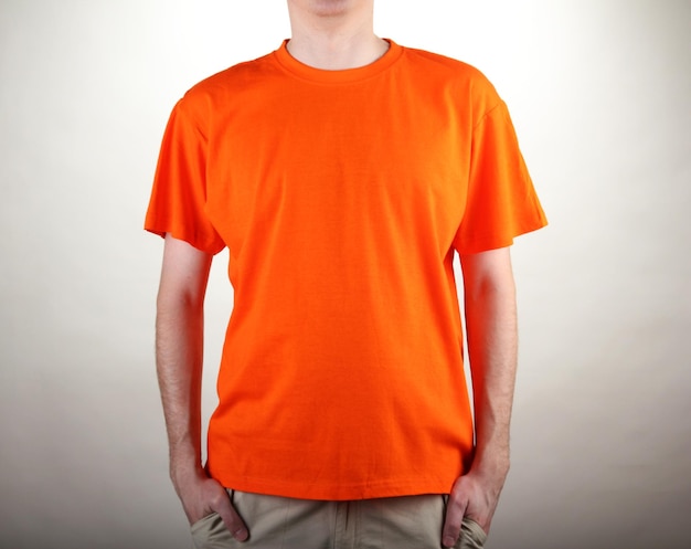 Mann in orangefarbener T-Shirt-Nahaufnahme