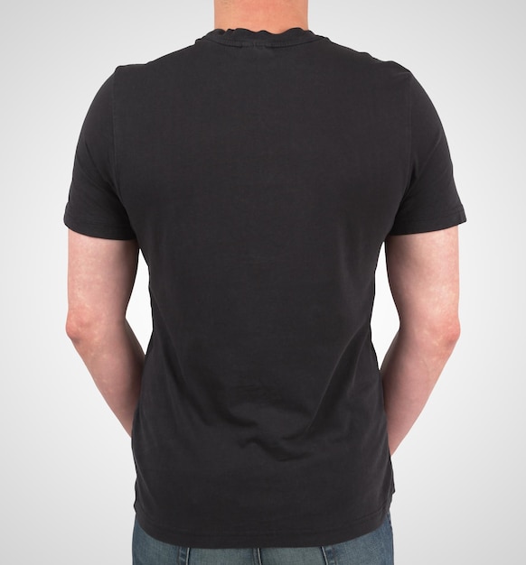 Mann in schwarzem Polo-T-Shirt
