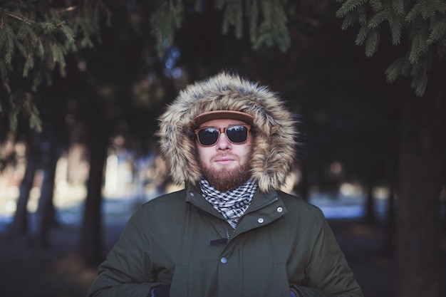 Mann in Sonnenbrille und Winterjacke