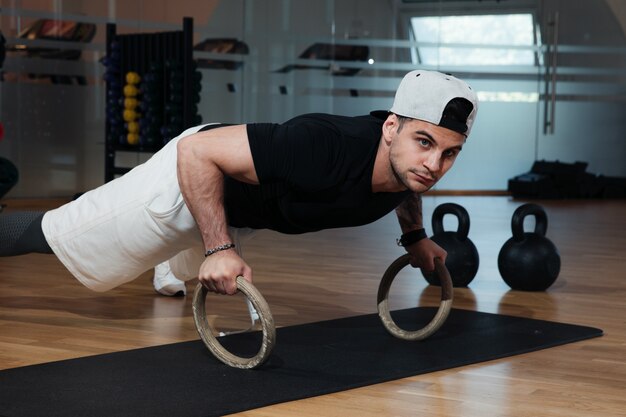 Mann in Sportbekleidung trainiert im Fitnessstudio