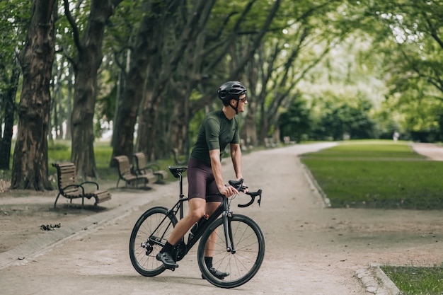 Mann in Sportkleidung, der das morgendliche Radfahren an der frischen Luft genießt