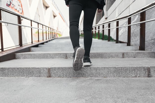 Mann in Sportkleidung, der einige Treppen hinaufgeht