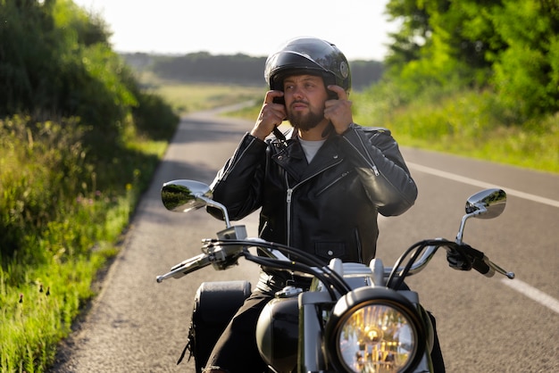 Foto mann in vorderansicht, der motorrad fährt