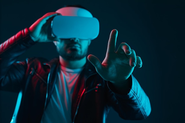 Mann in VR-Brille, der mit dem Cyberspace interagiert