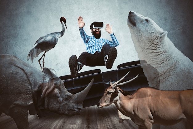 Mann in VR-Brille, umgeben von virtuellen Tieren, Immersionskonzept der virtuellen Welt