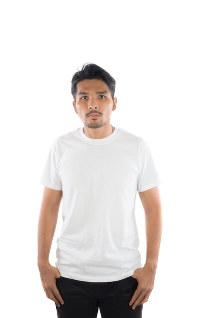 Mann in weißem T-Shirt steht vor weißem Hintergrund