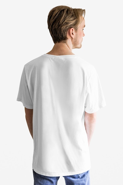 Mann in weißem T-Shirt und blauen Jeans
