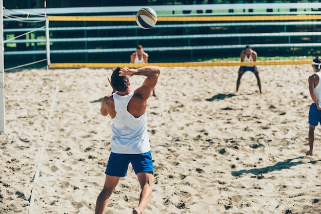 Mann ist dabei, den Ball aufzuschlagen