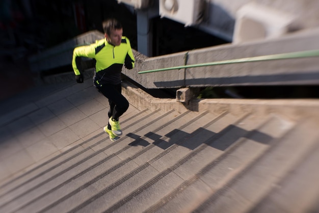 Mann joggt am kalten Herbstmorgen auf Stufen