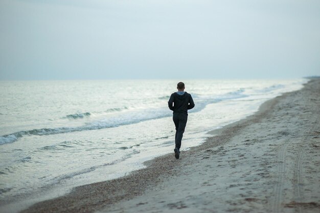 Mann joggt an der Küste