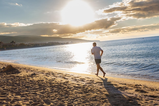 Mann joggt im Freien